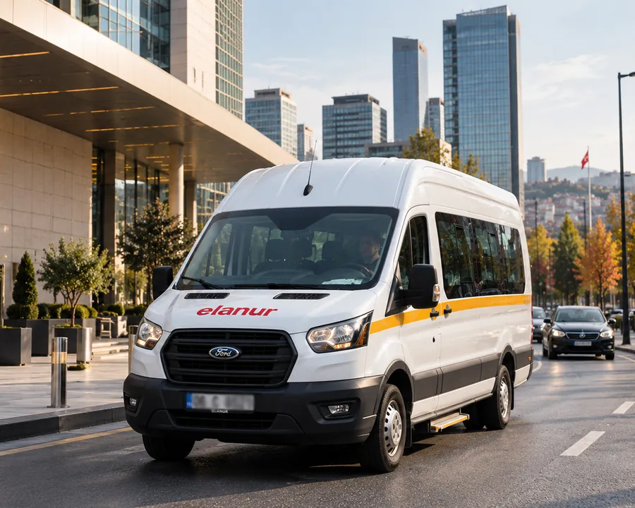 Elanur Turizm logolu beyaz servis minibüsü